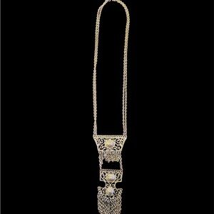 Elegant Gold Necklace with Intricate Design